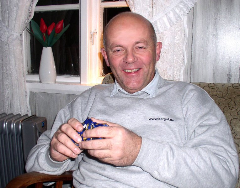 040 2004_011.jpg - Bergul Dag i kjempehumør, i ferd med å få på seg Bergulslipset